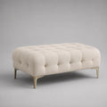 Pouf poggiapiedi rettangolare capitonné in tessuto crema con gambe in metallo dorato, 100 × 60 × 45 cm